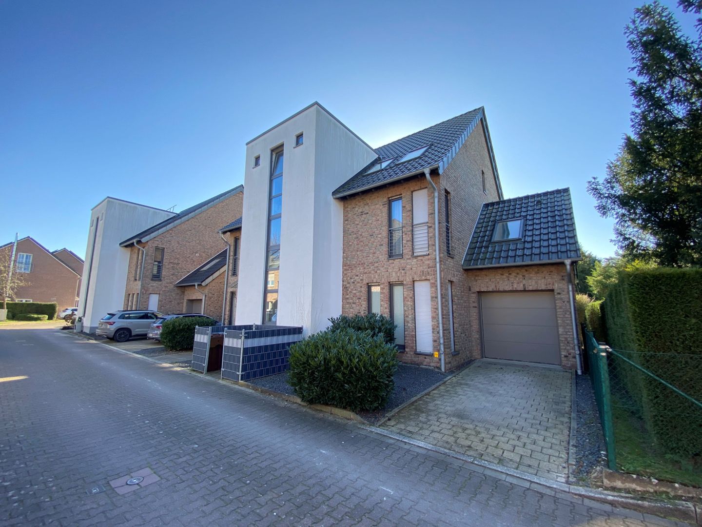 Absolute Rarität:     2 Mehrfamilienhäuser Bj. 2005 mit 6 luxuriösen Wohnungen im Neusser Süden